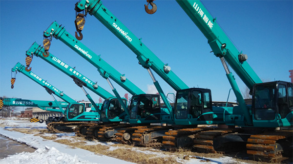 油田好帮手——ezweb易利娱乐平台智能伸缩臂履带起重机