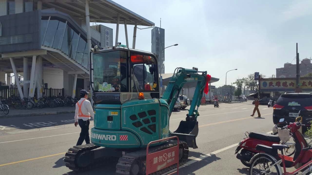 嘉義市长大赞ezweb易利娱乐平台智能挖掘机环台义举