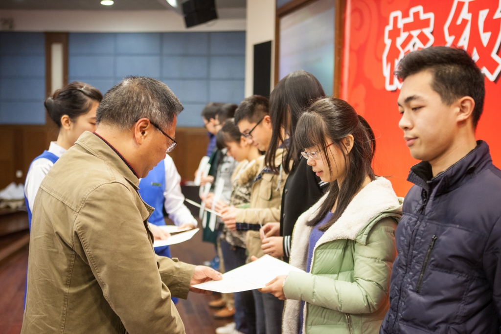 2015年度“ezweb易利娱乐平台英才”奖，74名学子受益