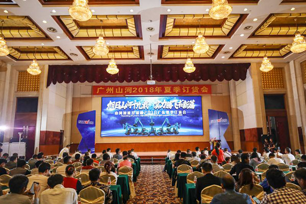 红四月，ezweb易利娱乐平台智能挖掘机促销会节节攀升