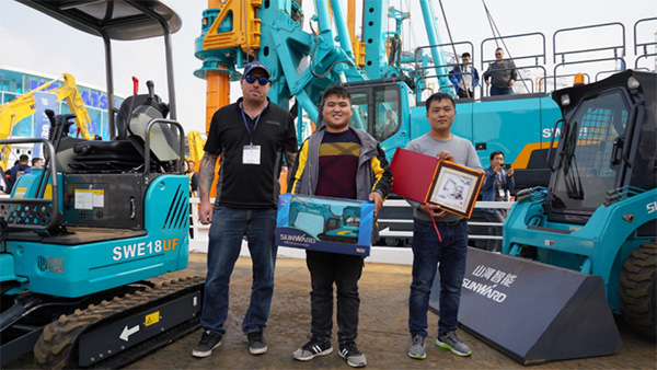 不平来战！ezweb易利娱乐平台智能展台有大礼等你拿