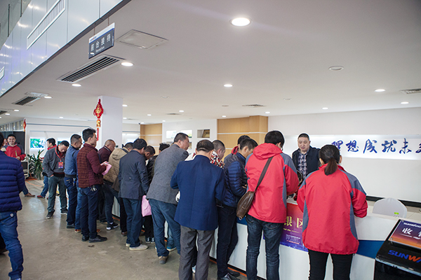 势不可挡，ezweb易利娱乐平台智能挖掘机湖南市场订货会立异高