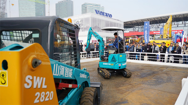 不平来战！ezweb易利娱乐平台智能展台有大礼等你拿