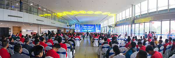 红四月，ezweb易利娱乐平台智能挖掘机促销会节节攀升