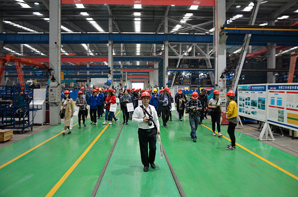 开启工程机械之都体验之旅，中外媒体观摩团到访ezweb易利娱乐平台智能