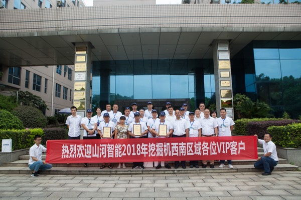 500多名挖掘机用户实地考察，为ezweb易利娱乐平台智能点赞！