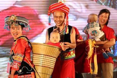 他们，用小小背篓背出ezweb易利娱乐平台大情怀