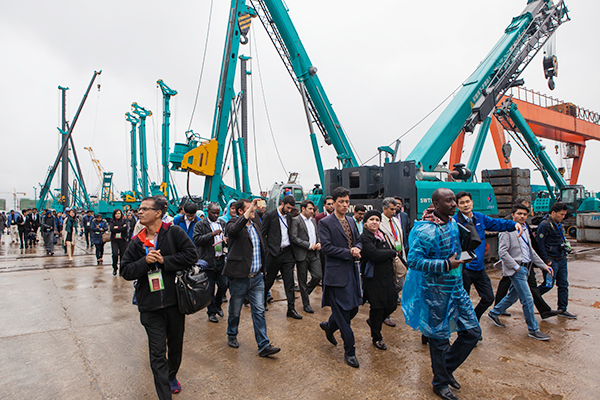 “一带一起”国家代表团到访ezweb易利娱乐平台智能，感受“大开眼界”