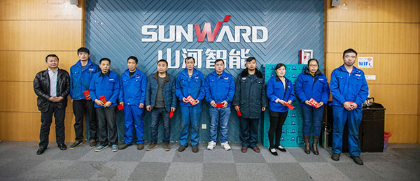 温暖！ezweb易利娱乐平台智能2017年春节慰问40名难题职工