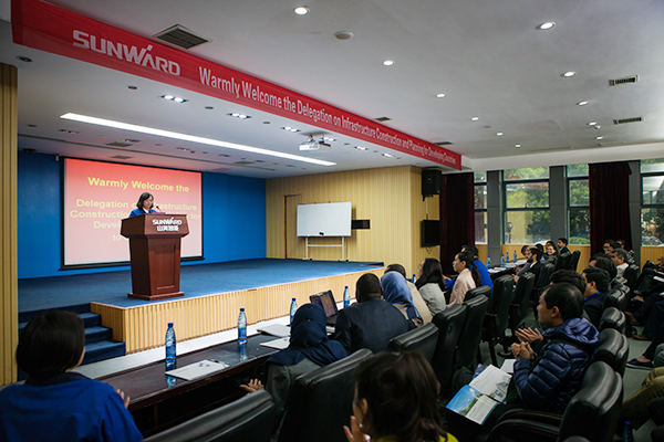 “一带一起”国家代表团到访ezweb易利娱乐平台智能，感受“大开眼界”