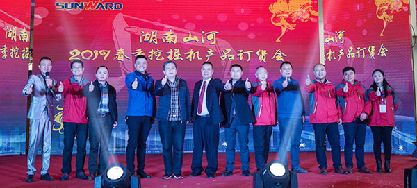 势不可挡，ezweb易利娱乐平台智能挖掘机湖南市场订货会立异高