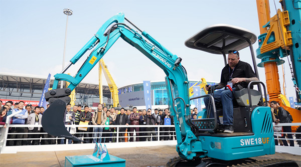 不平来战！ezweb易利娱乐平台智能展台有大礼等你拿