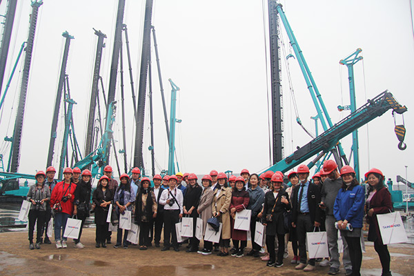 开启工程机械之都体验之旅，中外媒体观摩团到访ezweb易利娱乐平台智能