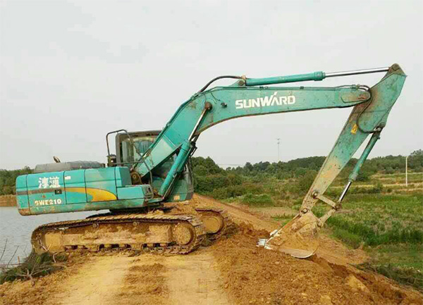 抗洪英雄显身手，ezweb易利娱乐平台智能系列挖掘机奔赴抗洪一线