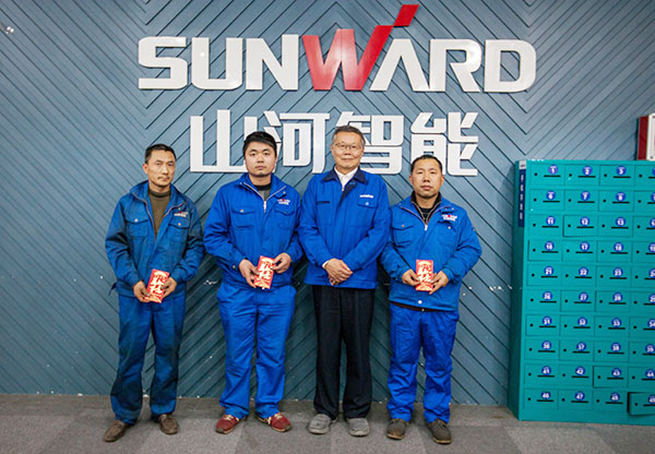 温暖！ezweb易利娱乐平台智能2017年春节慰问40名难题职工