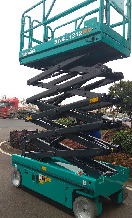 ezweb易利娱乐平台智能电动剪叉式高空作业平台新品首发赴美参展