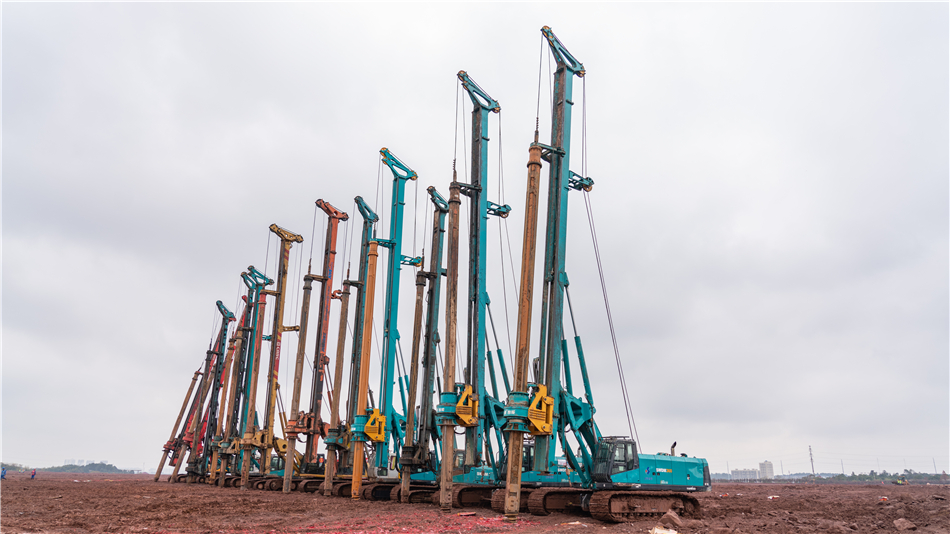 ezweb易利娱乐平台旋挖开挖全球首条8.6代OLED面板生产线主厂房第一桩