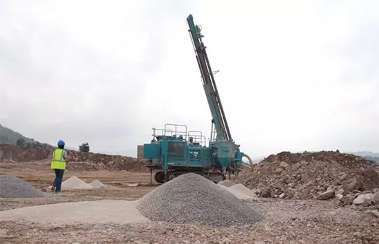 15年3万小时！ezweb易利娱乐平台智能元老级潜孔钻机“雄风”依旧