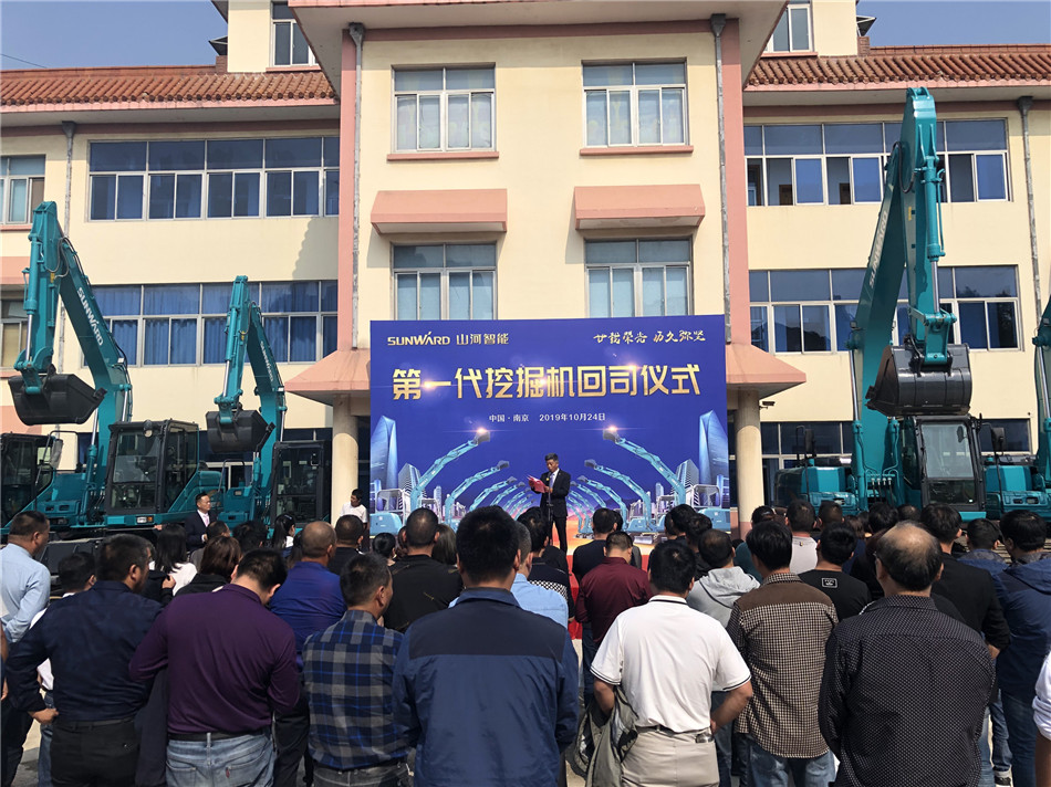 服役15年，凌驾20000小时！元老级挖机接“回家”！