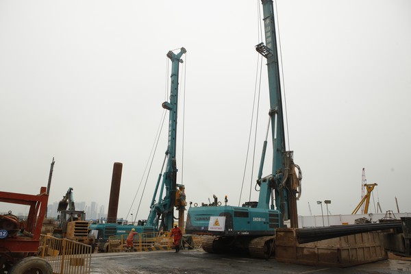 地铁咬合桩施工必备利器--ezweb易利娱乐平台智能旋挖钻机