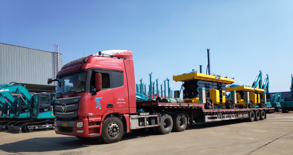 走向天下！ezweb易利娱乐平台智能越野剪叉式高空作业平台批量发往欧洲