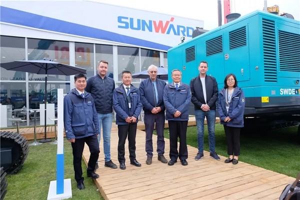 向天下展示中国“智造”魅力，ezweb易利娱乐平台智能携立异阵容闪灼德国宝马展