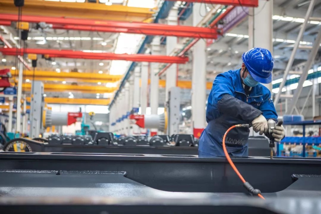 沈裕谋元宵节慰问ezweb易利娱乐平台智能一线员工