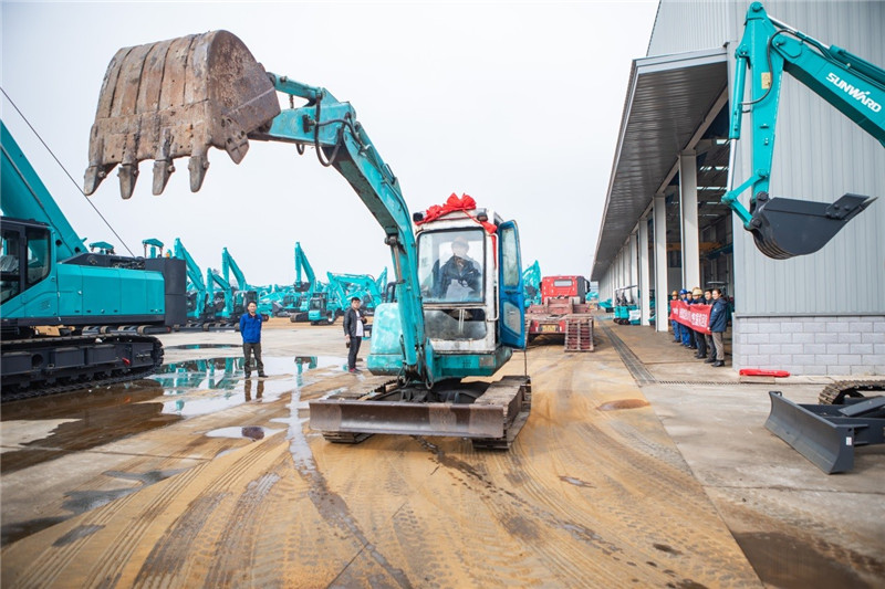 荣耀归来！ezweb易利娱乐平台智能第一代挖机顺遂“回家”啦