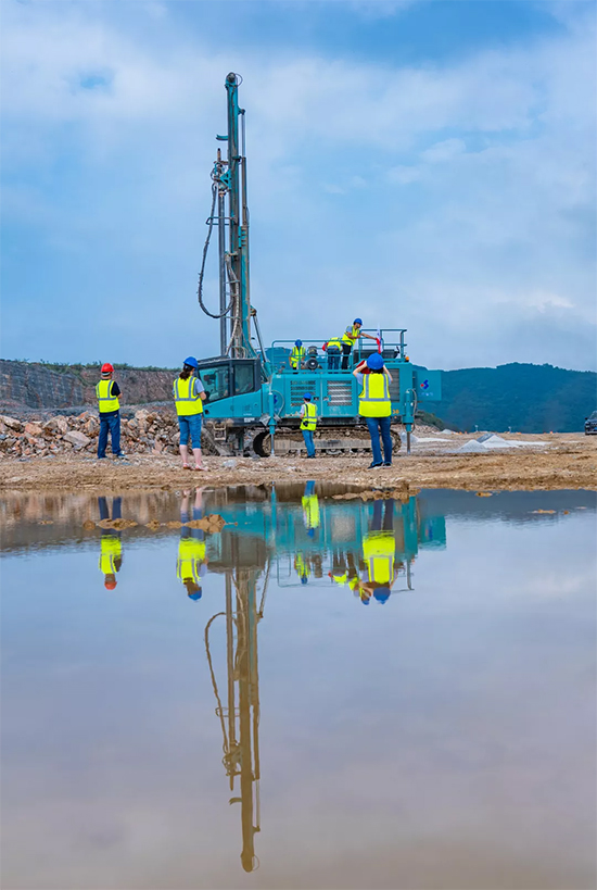 15年3万小时！ezweb易利娱乐平台智能元老级潜孔钻机“雄风”依旧