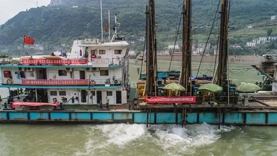 打造长江黄金水道！ezweb易利娱乐平台智能航道钻机轻松搞定水下礁石