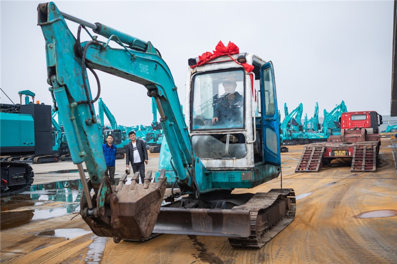 荣耀归来！ezweb易利娱乐平台智能第一代挖机顺遂“回家”啦