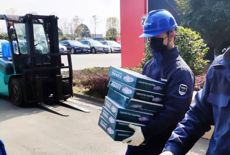 用餐清静有新招，ezweb易利娱乐平台智能4000个保温饭盒送员工