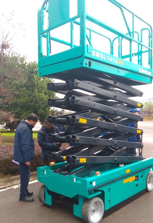 ezweb易利娱乐平台智能电动剪叉式高空作业平台新品首发赴美参展