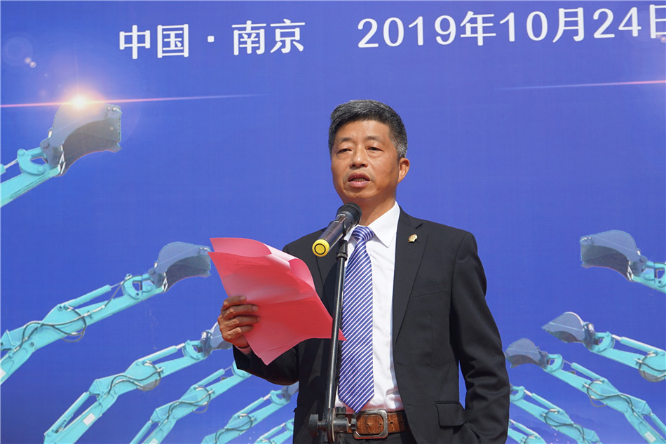 服役15年，凌驾20000小时！元老级挖机接“回家”！