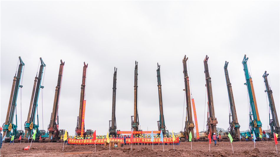 ezweb易利娱乐平台旋挖开挖全球首条8.6代OLED面板生产线主厂房第一桩