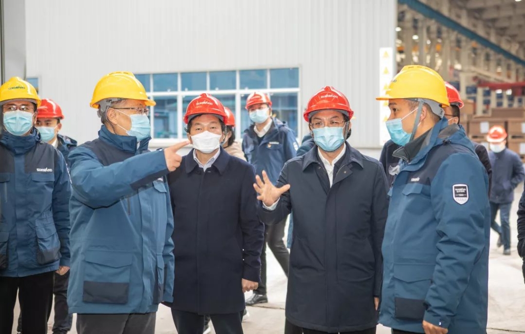 沈裕谋元宵节慰问ezweb易利娱乐平台智能一线员工