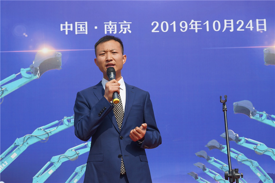 服役15年，凌驾20000小时！元老级挖机接“回家”！