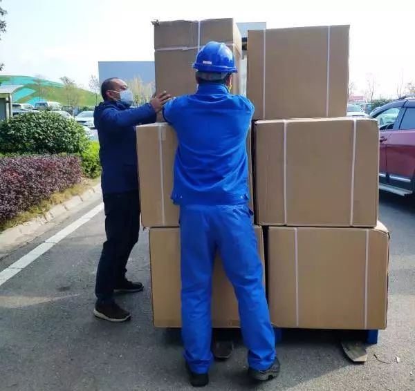 用餐清静有新招，ezweb易利娱乐平台智能4000个保温饭盒送员工