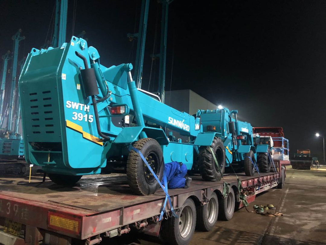 突破疫情逆境！ezweb易利娱乐平台智能伸缩臂叉装车批量发往“中非宝石”