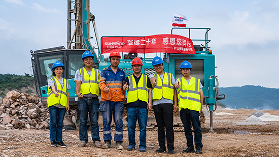 15年3万小时！ezweb易利娱乐平台智能元老级潜孔钻机“雄风”依旧