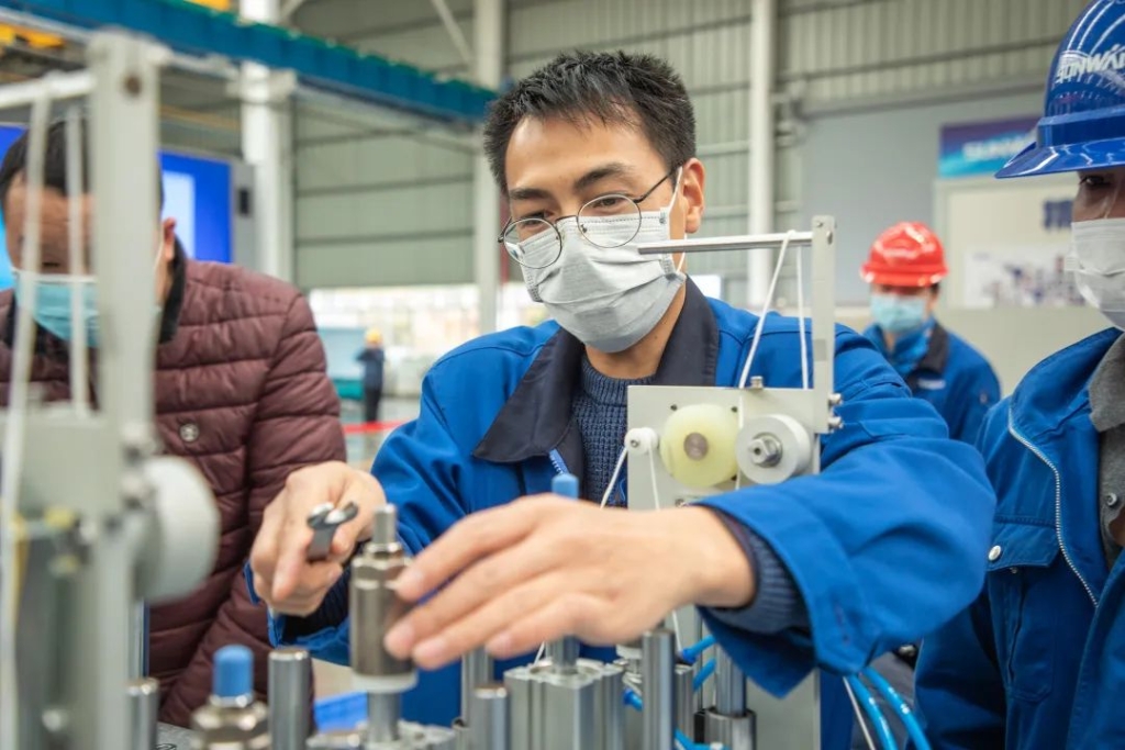 ezweb易利娱乐平台智能首台口罩机交付客户