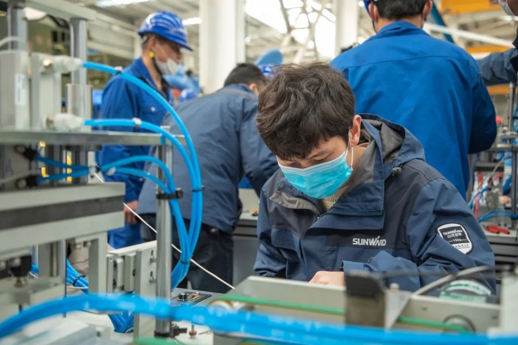 ezweb易利娱乐平台智能首台口罩机交付客户