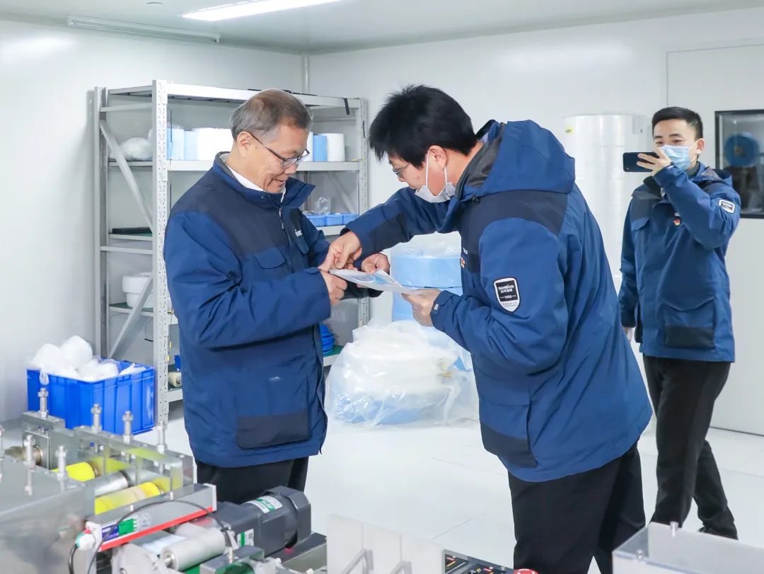 董事长启封ezweb易利娱乐平台智能第一个制品口罩