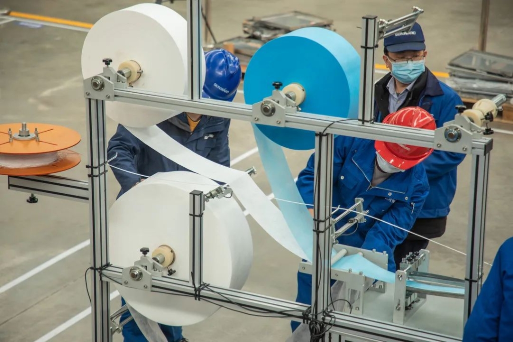 ezweb易利娱乐平台智能首台口罩机交付客户