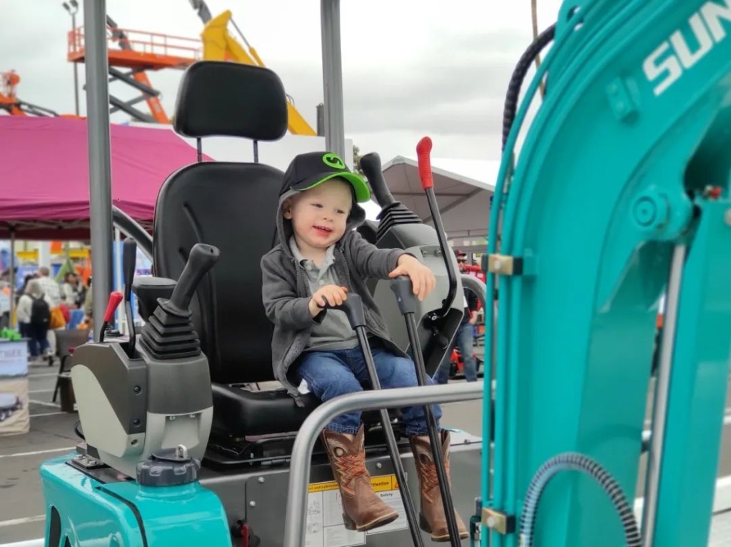 ezweb易利娱乐平台智能全新亮相美国工程机械展