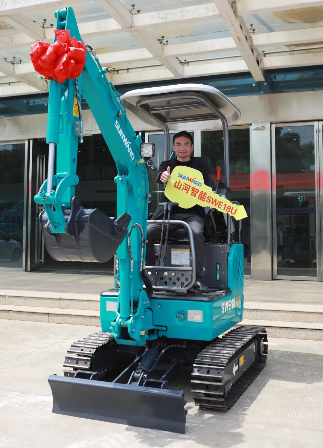 赠机仪式如约而至，ezweb易利娱乐平台智能与您偕行