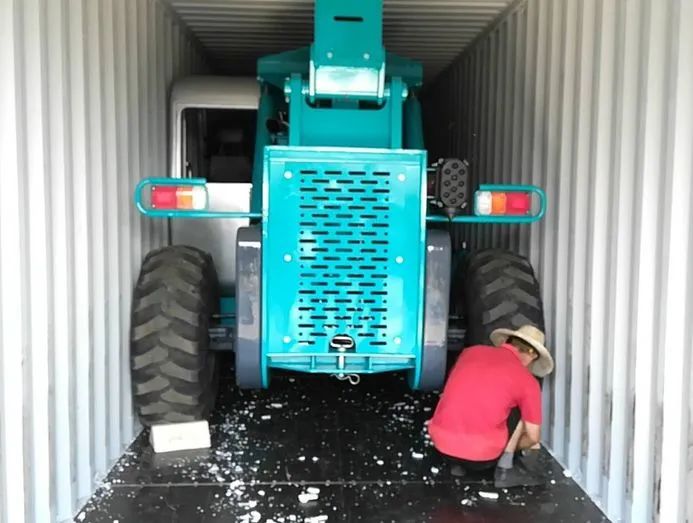 ezweb易利娱乐平台智能新品叉装车批量下线发往美国