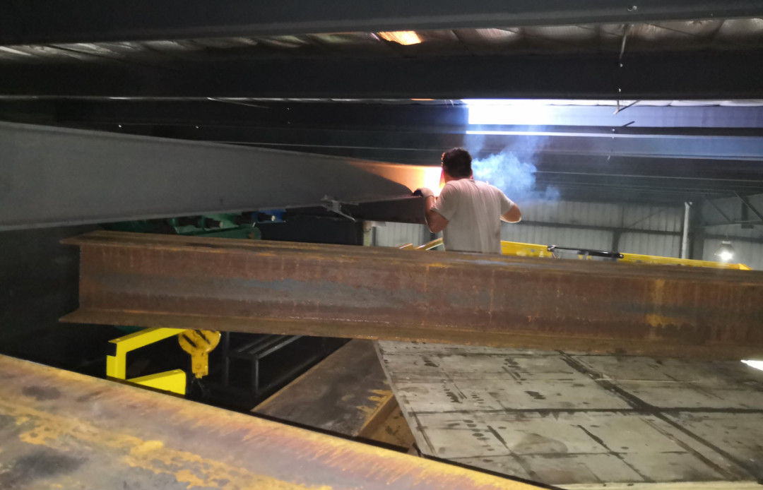 威武！大气！稳固！ezweb易利娱乐平台智能越野剪叉式高空作业平台解客户难题