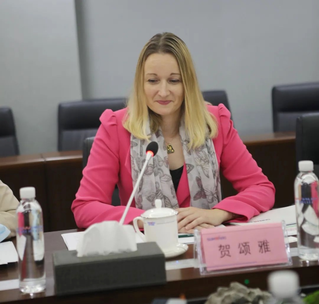 英国驻广州总领事贺颂雅考察ezweb易利娱乐平台智能