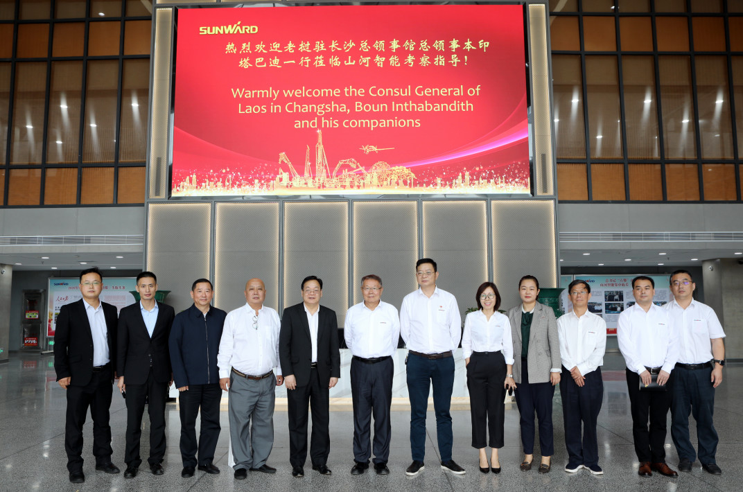 老挝长沙总领事本·印塔巴迪考察ezweb易利娱乐平台智能
